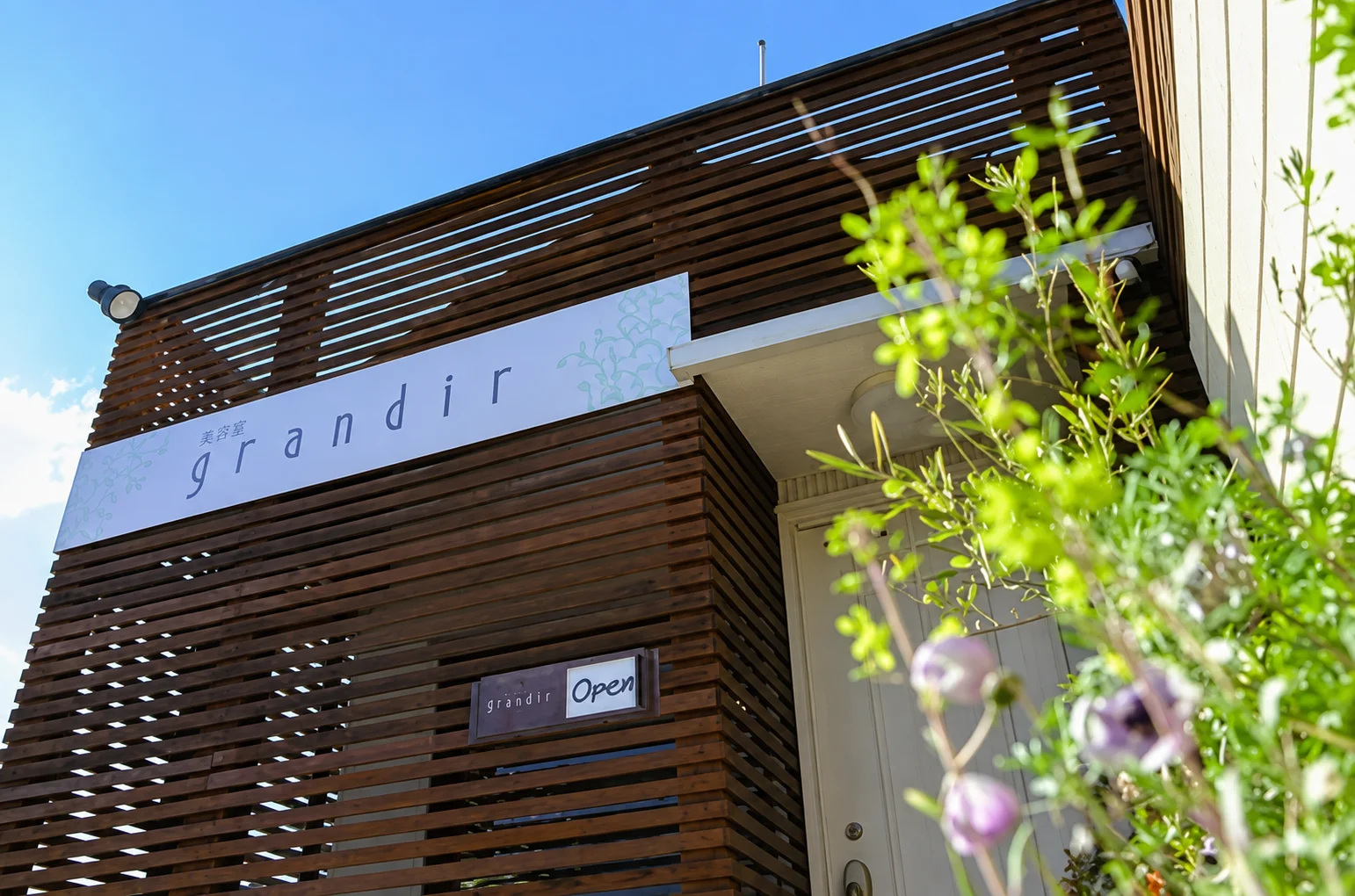美容室grandirの店内でスタイリングを行う様子